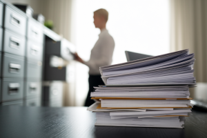 bureau-organise-documents-personne-floue