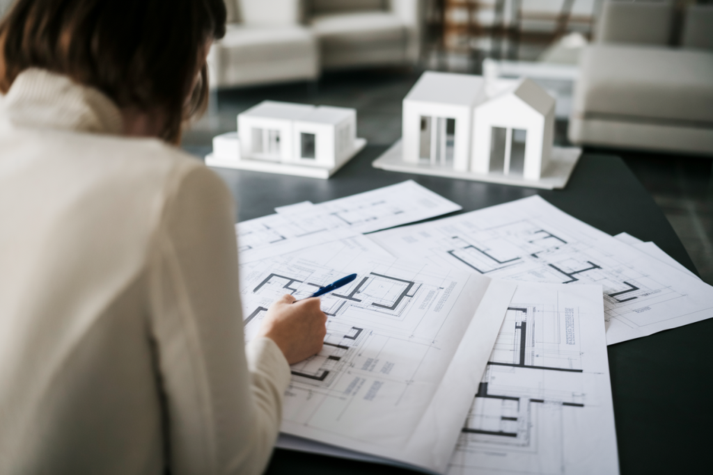 personne-dos-plans-table-maquettes