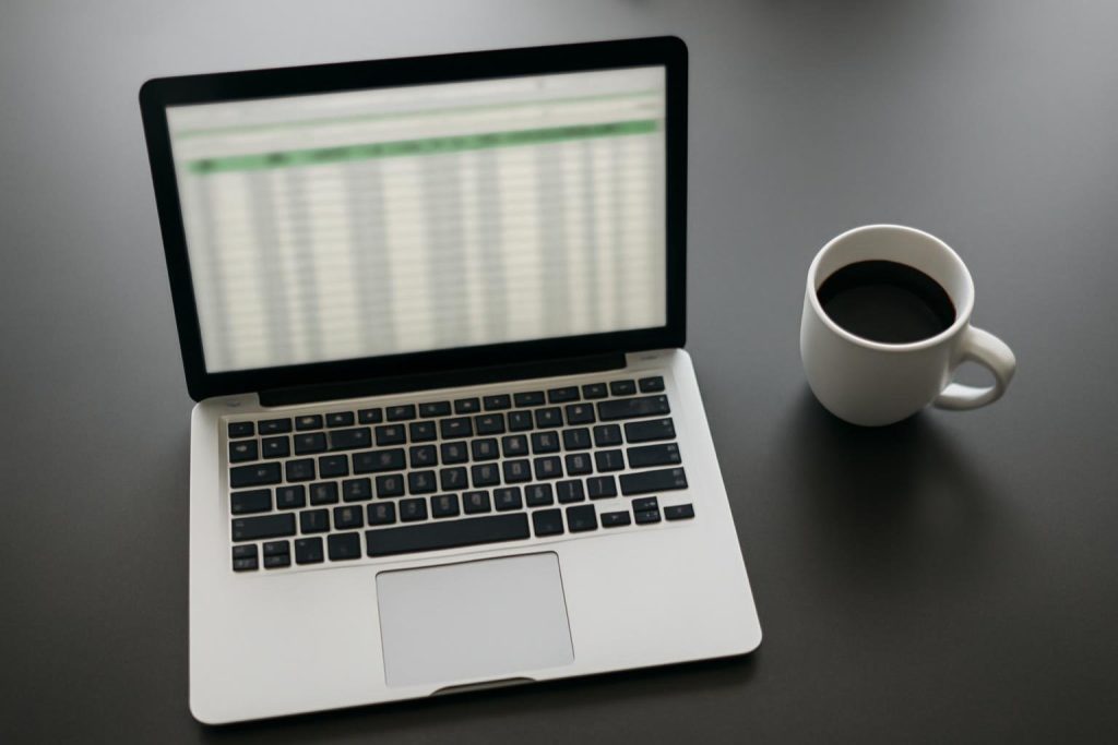 laptop-table-bureau-tasse-cafe