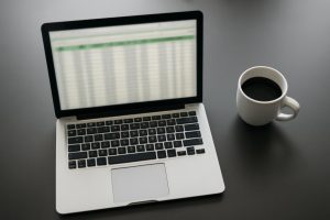 laptop-table-bureau-tasse-cafe