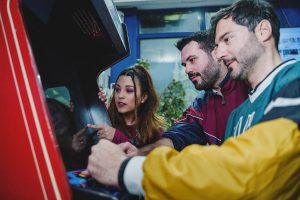 Organisez un team building réussi dans un bar adapté aux activités de groupe