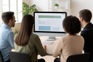 personnes-ecran-bureau-moderne-plantes