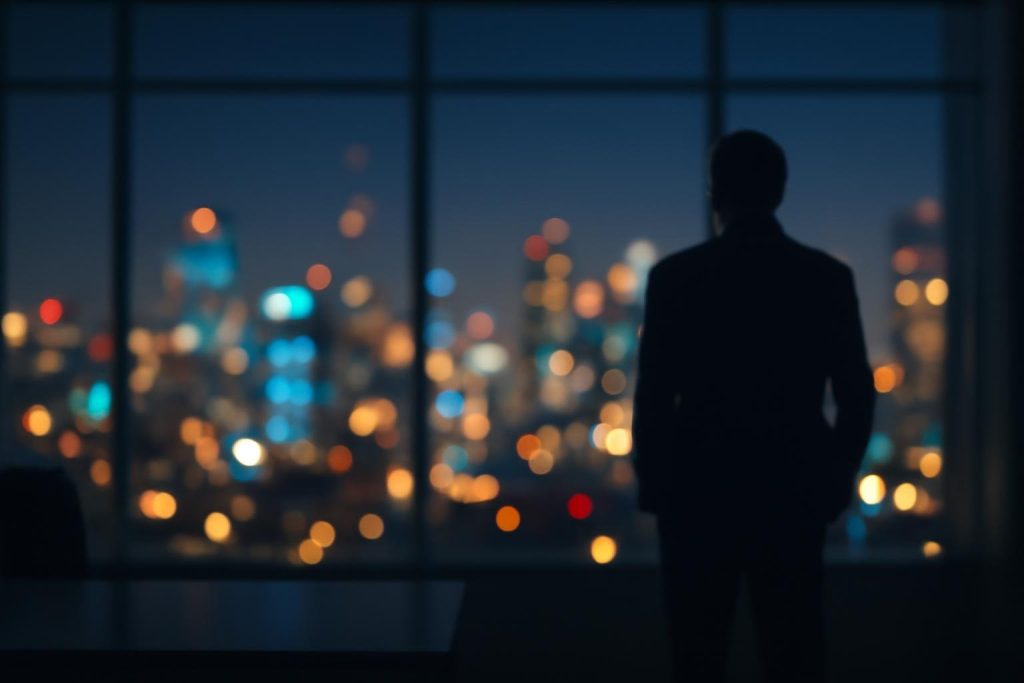 silhouette-floue-bureau-ville-lumineuse