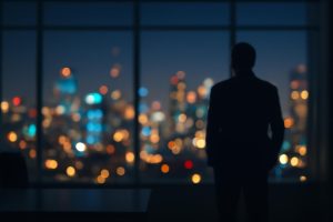 silhouette-floue-bureau-ville-lumineuse