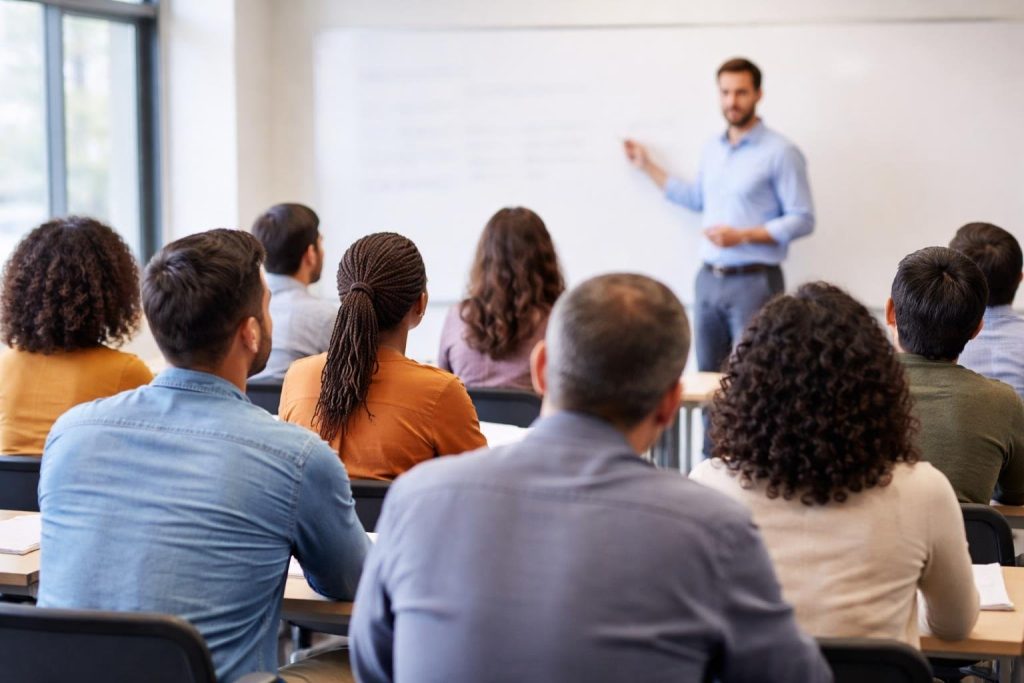 groupe-adultes-professeur-salle-classe