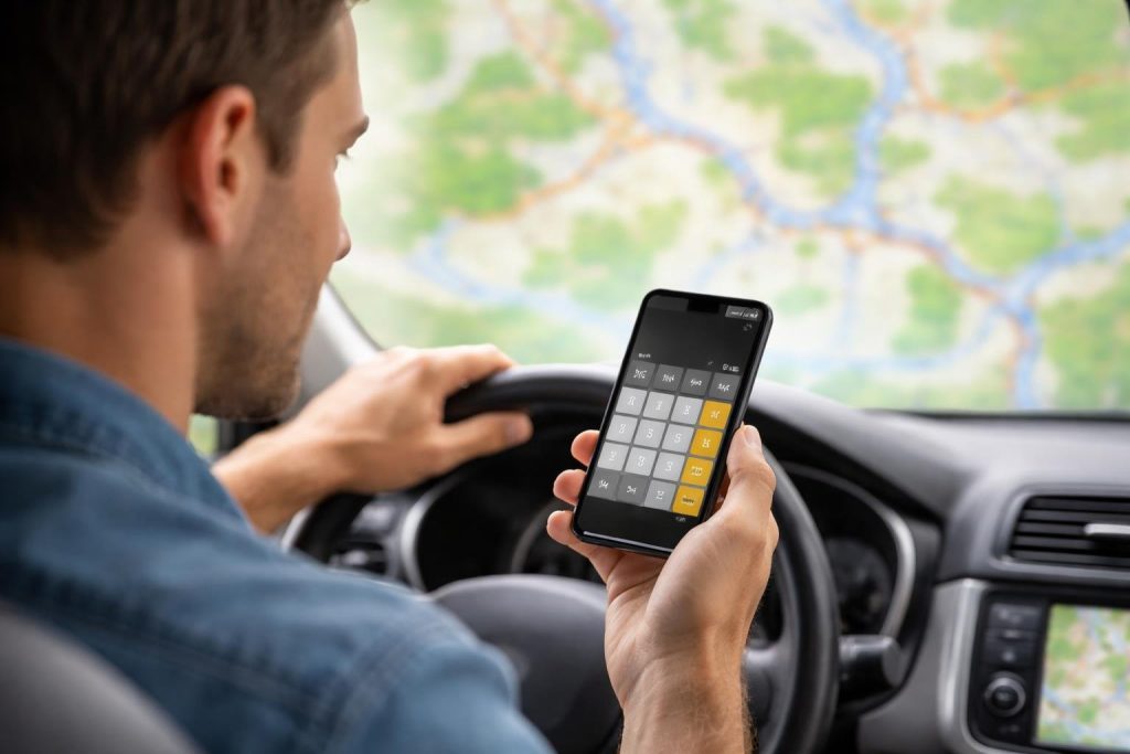 conducteur-souriant-smartphone-carte-routiere