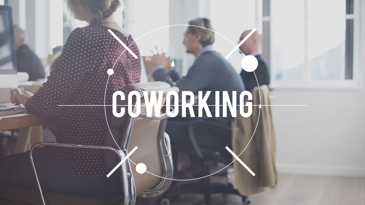 Image illustrant le principe de coworking représenté par plusieurs personnes travaillant dans un même espace.