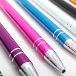 Stylo personnalisé pas cher : l’atout malin des entreprises