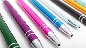 Stylo personnalisé pas cher : l’atout malin des entreprises